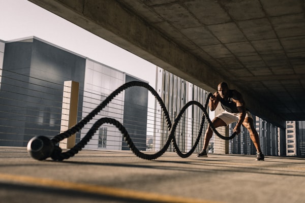 青少年在体育培训机构使用AI系统进行篮球运球教学的画面